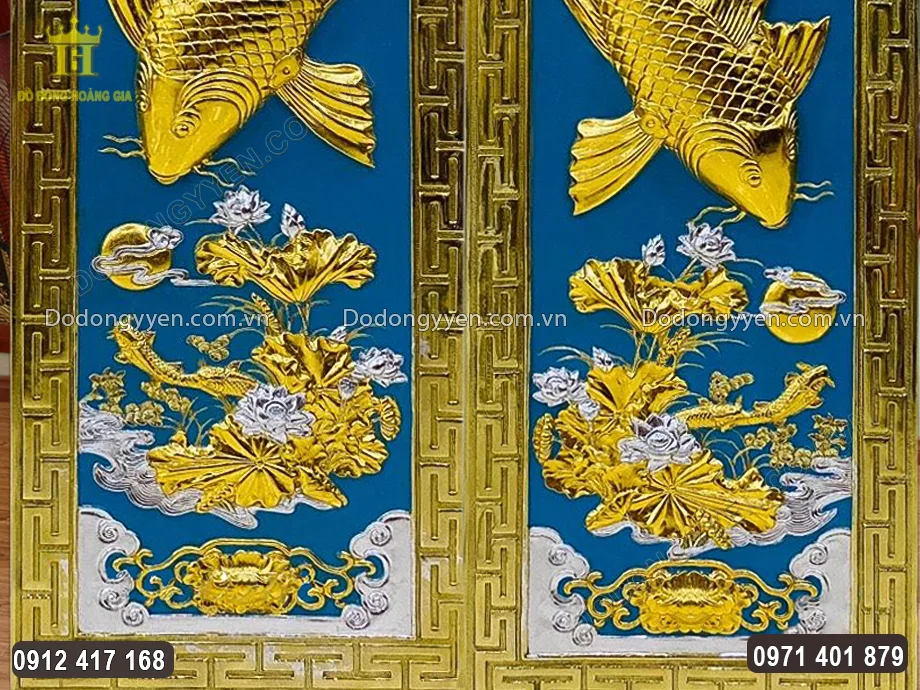 Nổi bật tr&ecirc;n nền sơn xanh, họa tiết hoa văn được mạ v&agrave;ng 24K, d&aacute;t bạc 925 sang trọng